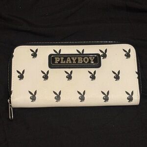 Playboy✨🖤🐇Cream and Black Zipper Wallet